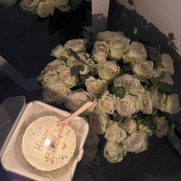 25 белых роз с эвкалиптом и бенто-торт Рязань