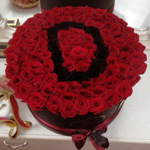 Коробка с красными розами и черной буквой по вашему заказу