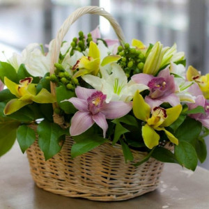 Корзина с белыми лилиями и орхидеями