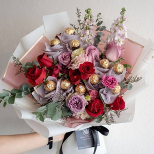 Нежный букет с розами и конфетами Ферреро Роше