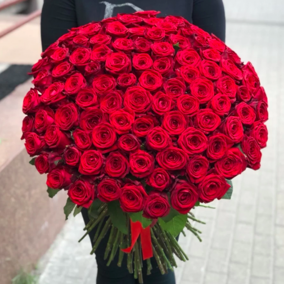 Букет 101 красная роза с лентами в Рязани