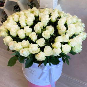Белая коробка 101 белая роза с лентами